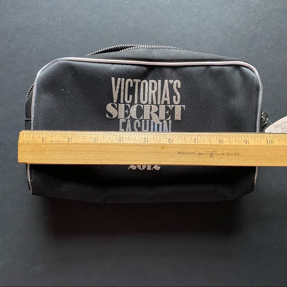 Victoria’s Secret Fashion Show 2012 Makeup Bag - Picture 4 of 6